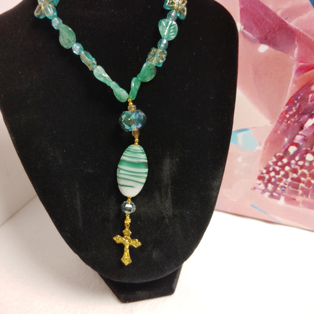 Elegant Green and Gold Beaded Necklace
